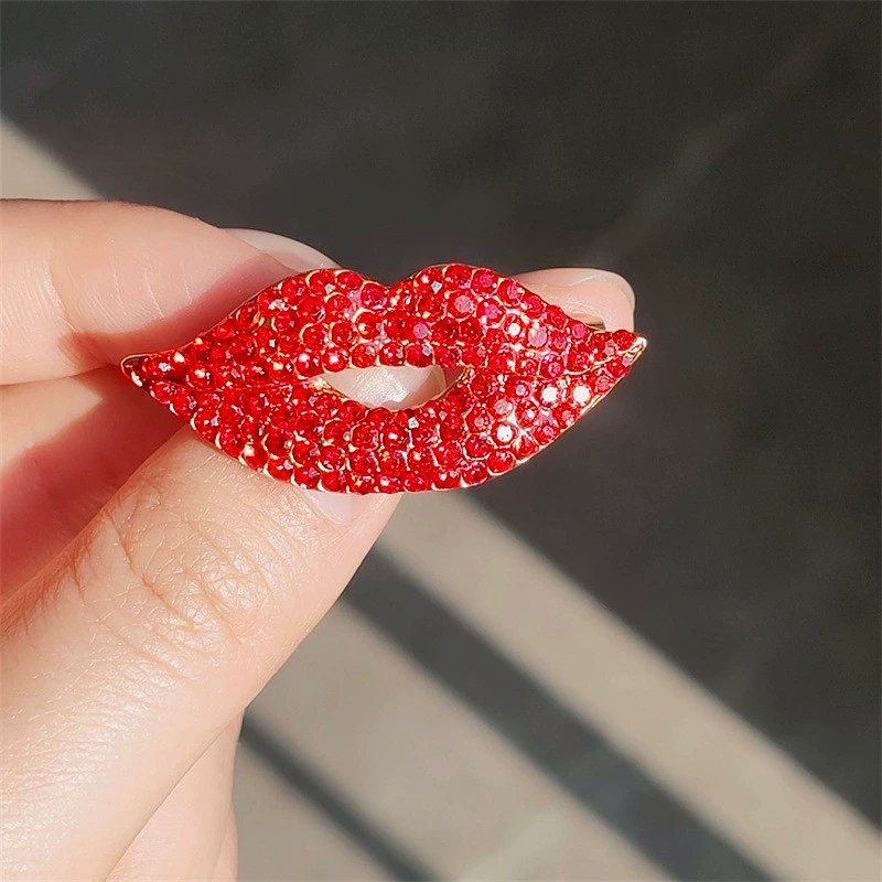 Full of Crystal Lips-shape Bro - đánh giá và giá Embroidery Lips