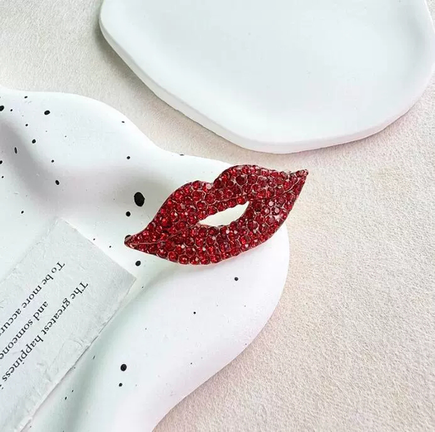 Full of Crystal Lips-shape Bro - đánh giá và giá Embroidery Lips